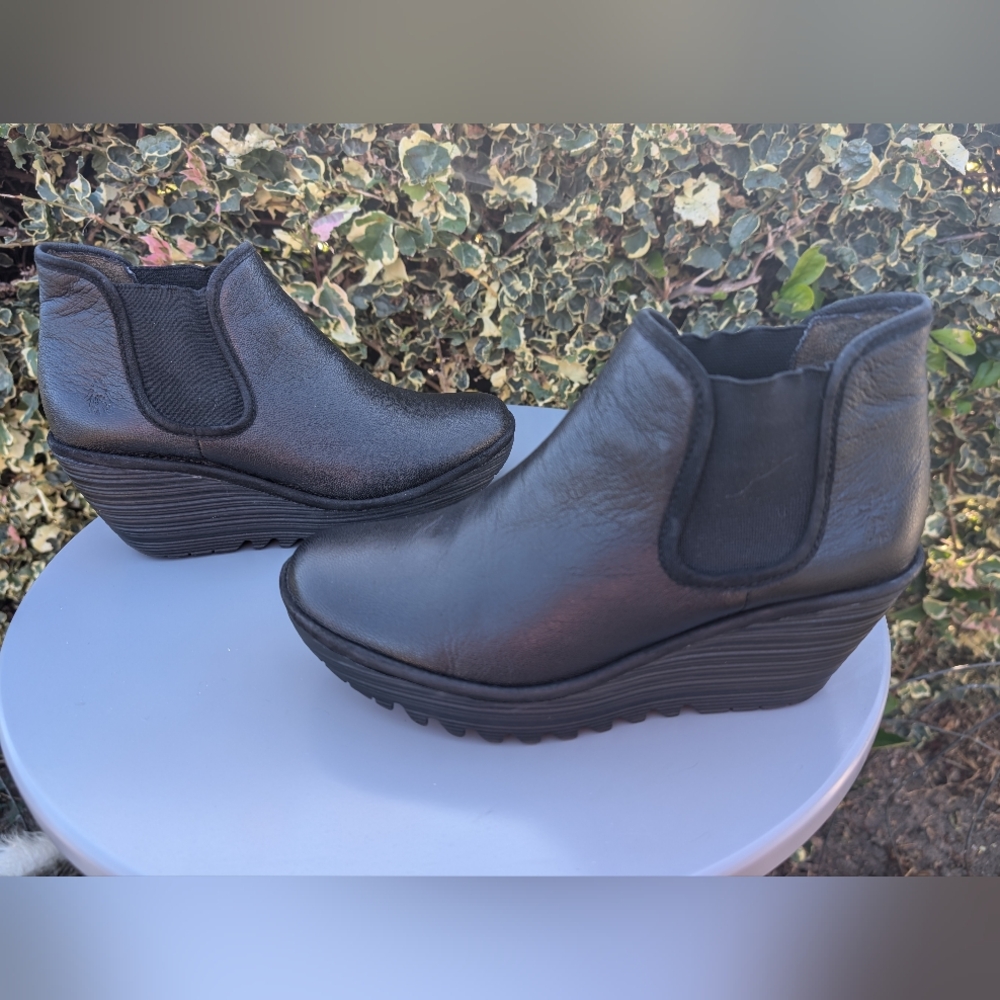 Fly London Womens Yoss Black Leather Wedge Chelsea Ankle Boot US 8 - 8.5 EU 39